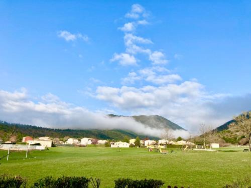 Castellane Ski Chalet | À deux pas du lac élégant chalet spacieux en domaine privé avec piscine restaurant et boulangerie