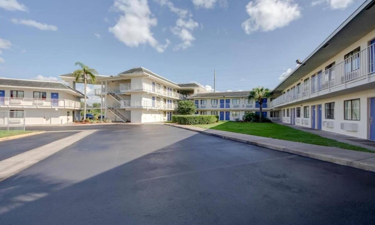 Lakeland Apartment | 1 Full Bed | Micfridge