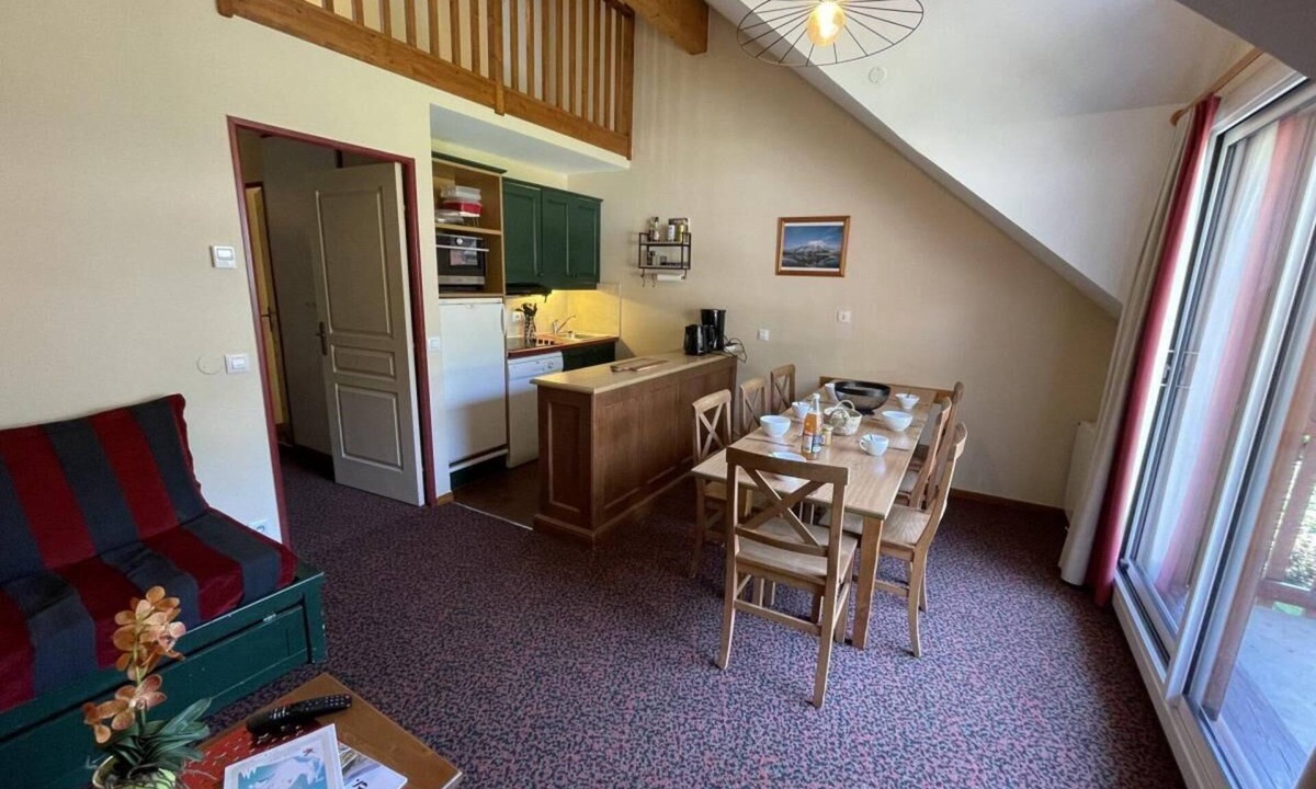 La Salle-les-Alpes Apartment | 100m from resort center, 3rd floor, view mountain, tv, ski locker, 54m², Serre Chevalier