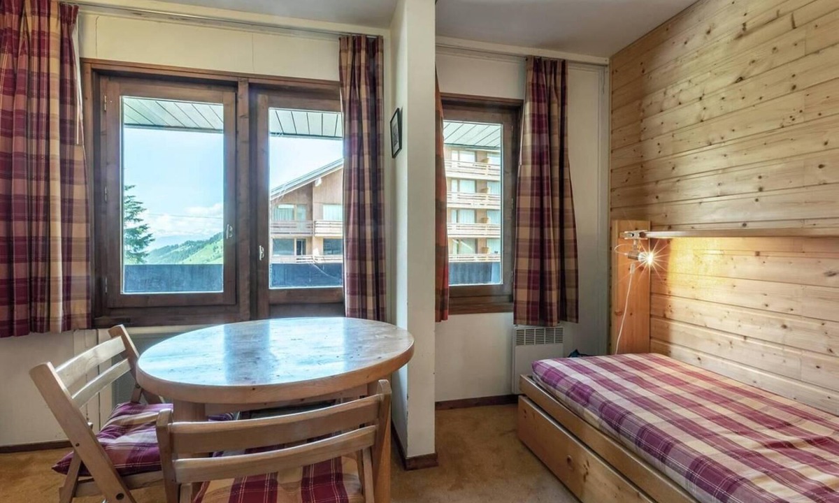 Meribel-Mottaret Apartment | 100m from resort center, 2nd floor, view mountain, balcony, tv, ski locker, 19m², Méribel-Mottaret