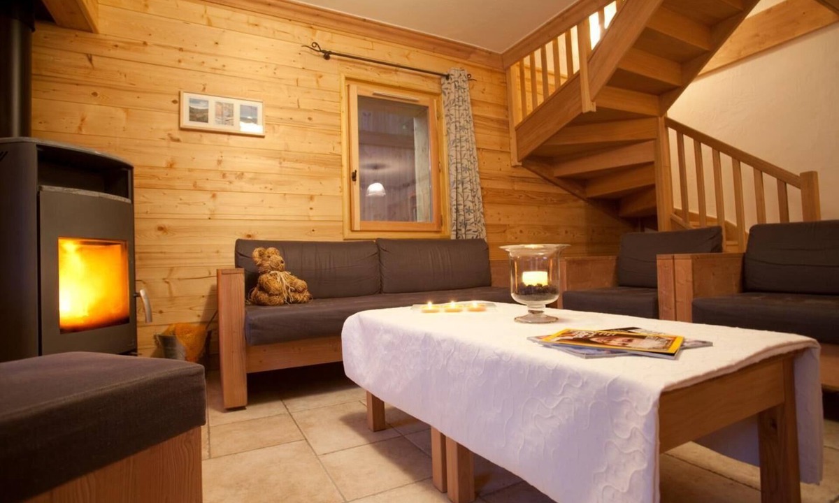 Les Bruyeres Apartment | 100m from shops, 1st floor, terrace, balcony, tv, ski locker, 105m², Les Menuires