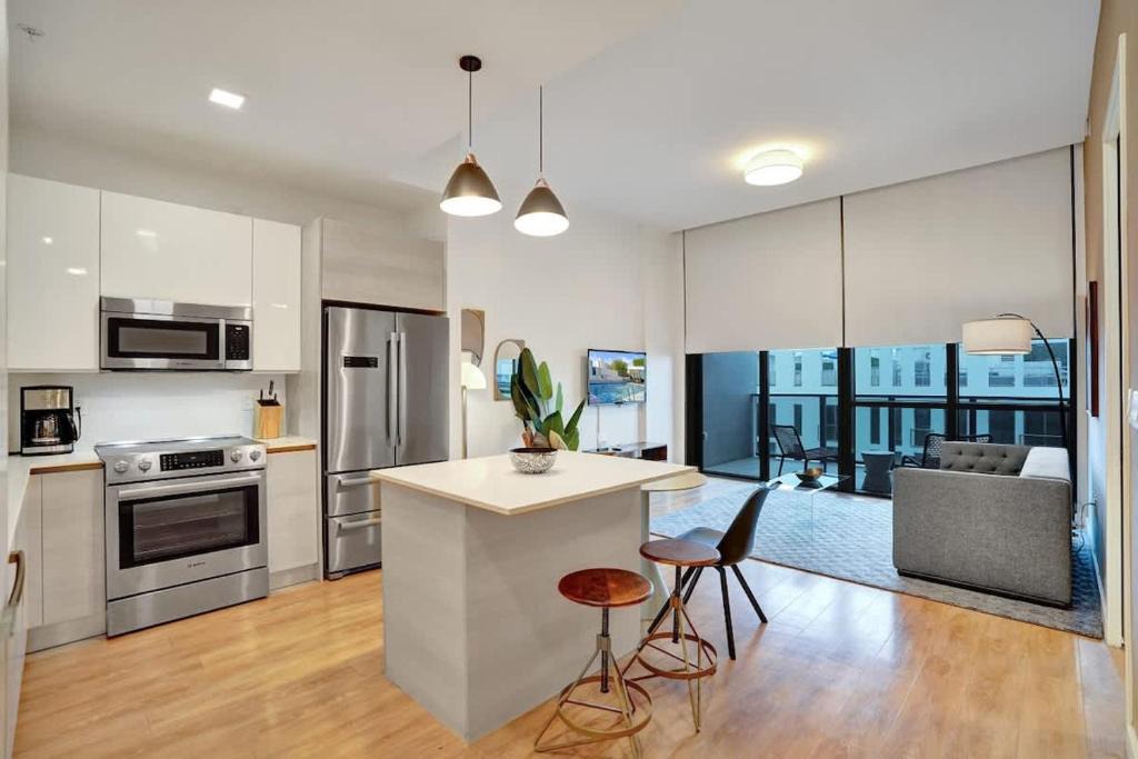 West Avenue House | 17WEST 1BR Apartment with Balcony 504