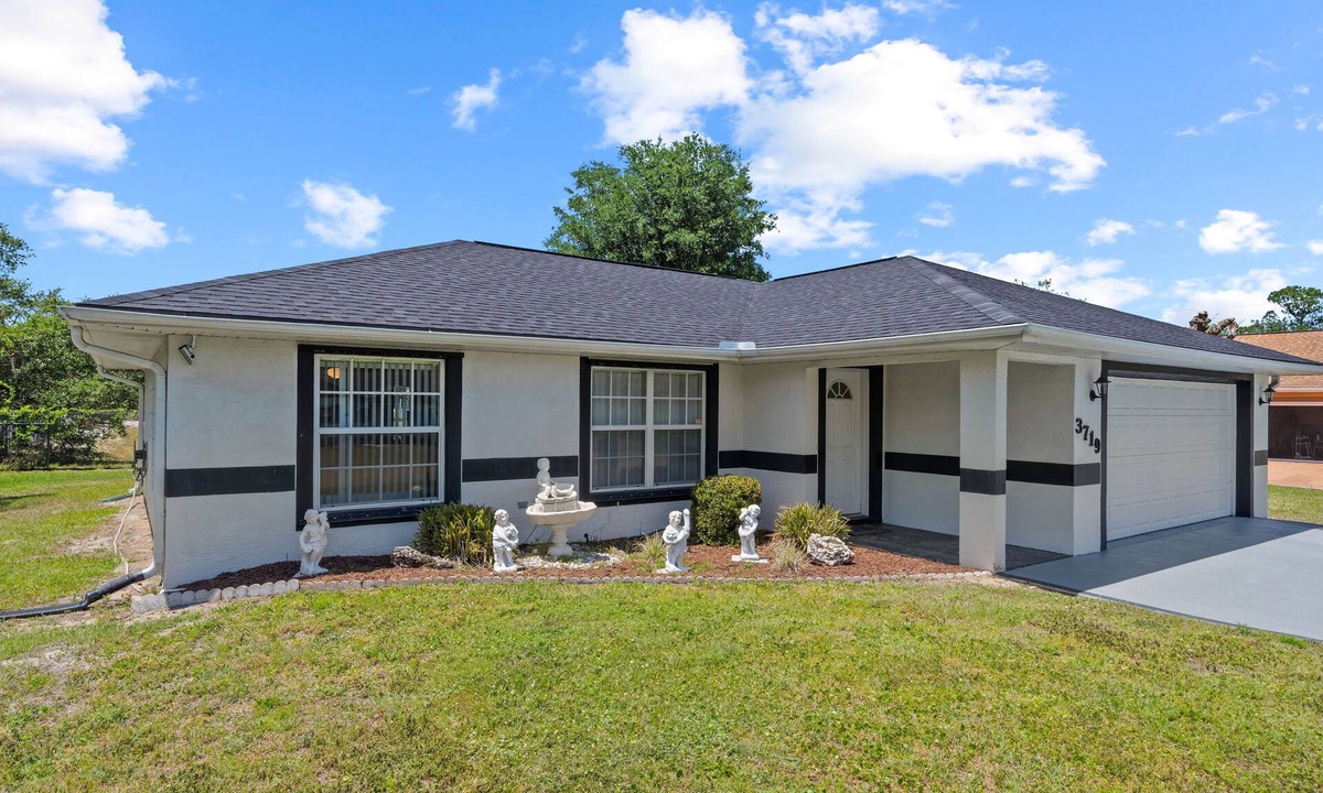 Sebring House | 2/2 home W/AC, Wi-Fi Home of Sebring 24 & HGTV Hometown Makeover & Pet Friendly!