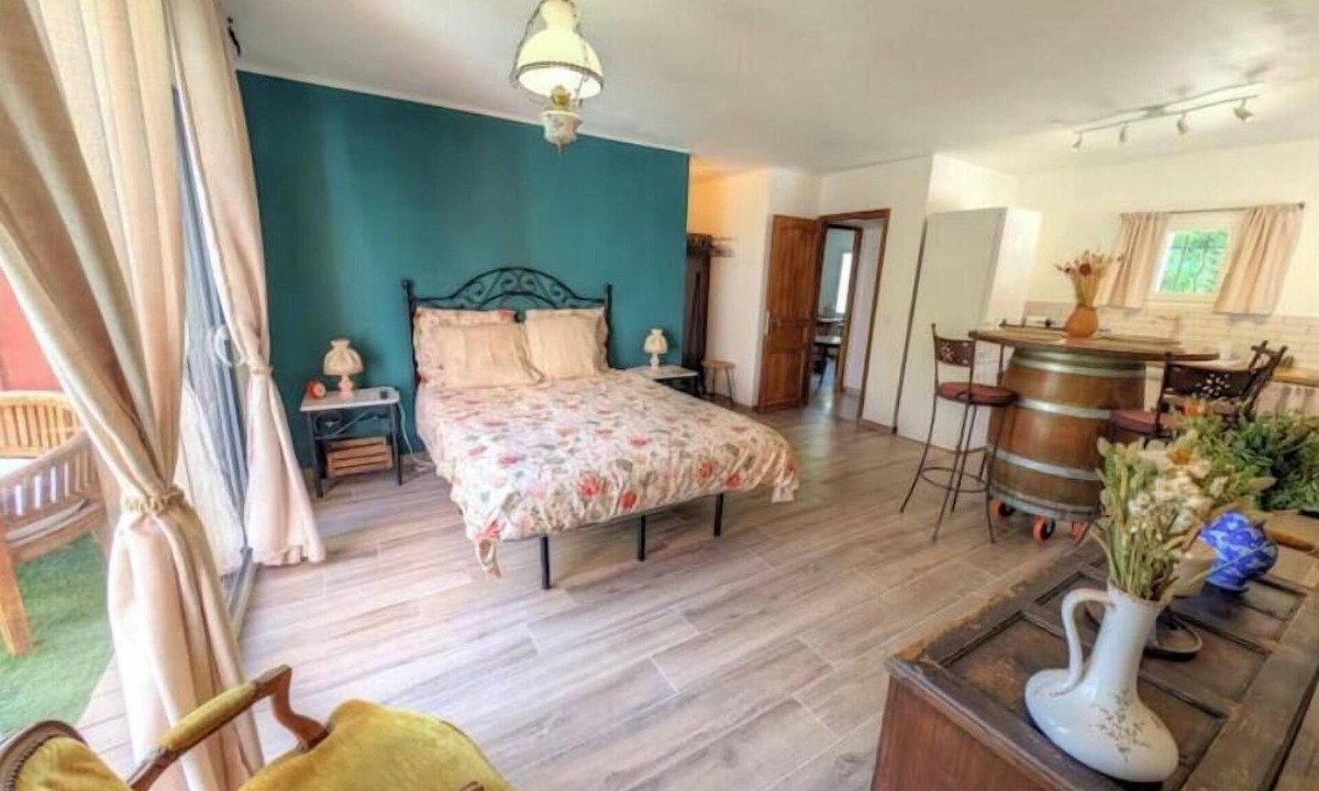 Le Cannet-des-Maures Bed & Breakfast | 2-bedroom apartment with terrace, shared pool & jacuzzi