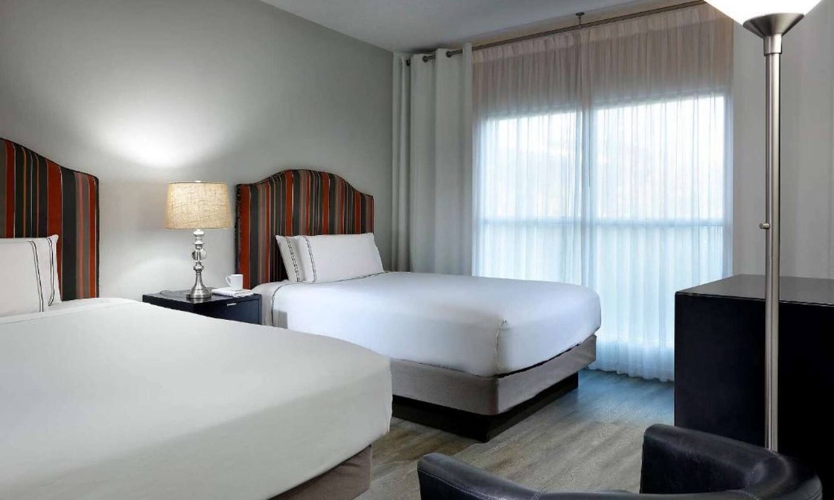 Celebration Hotel | 2 Queens Near Walt Disney World Resort