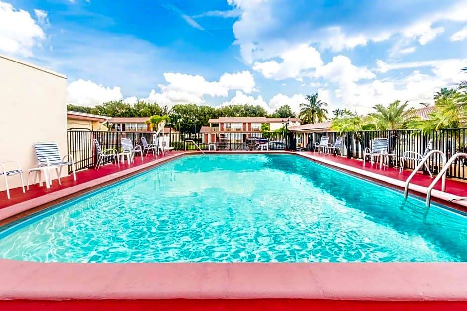 Florida City Hotel | 2-Star Hotel ∙ Econo Lodge Inn & Suites