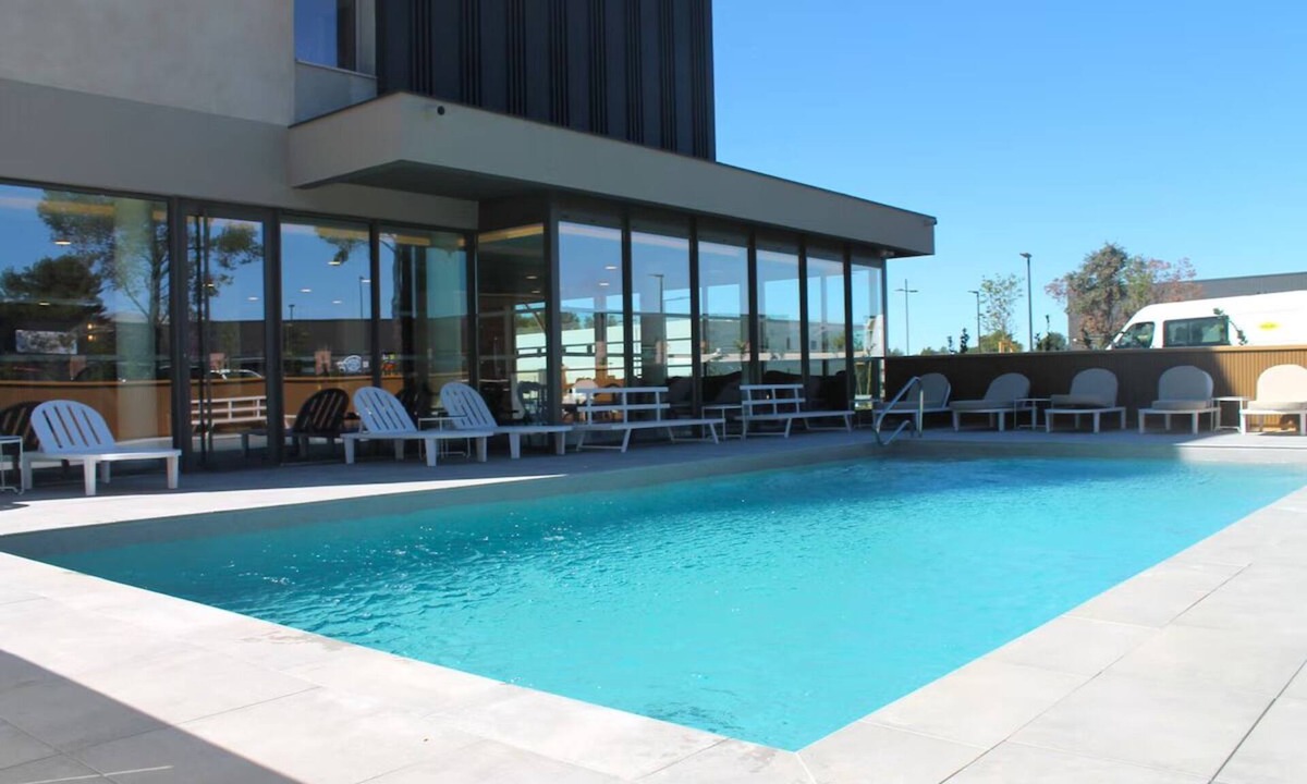 Signes Hotel | 2 Units w/Seasonal Pool & Free Parking Near Sainte-Baume Natural Park - 3.4 mi