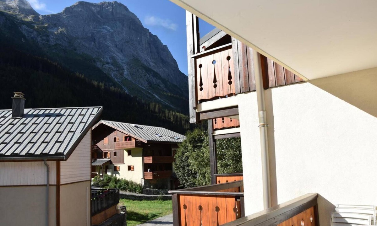 Pralognan-la-Vanoise Apartment | 200m from resort center, 2nd floor, balcony, tv, ski locker, 44m², Pralognan-la-Vanoise