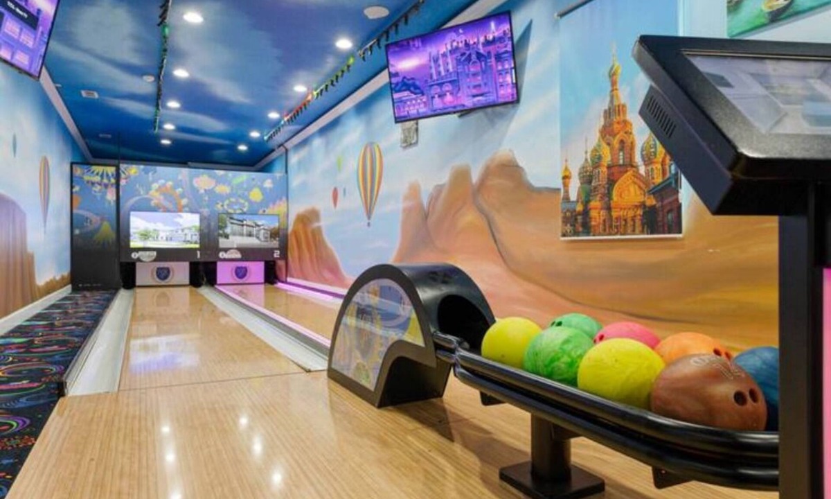 Kissimmee House | 28 Bedrooms SIDE-BY-SIDE Sports & Wonder Bowling Villas, 1 GB WiFi, Sleep 80