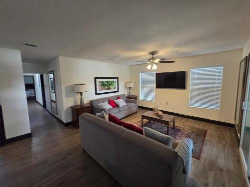 Heathrow Apartment | 2Bed 2Bath Lake Front Jewel