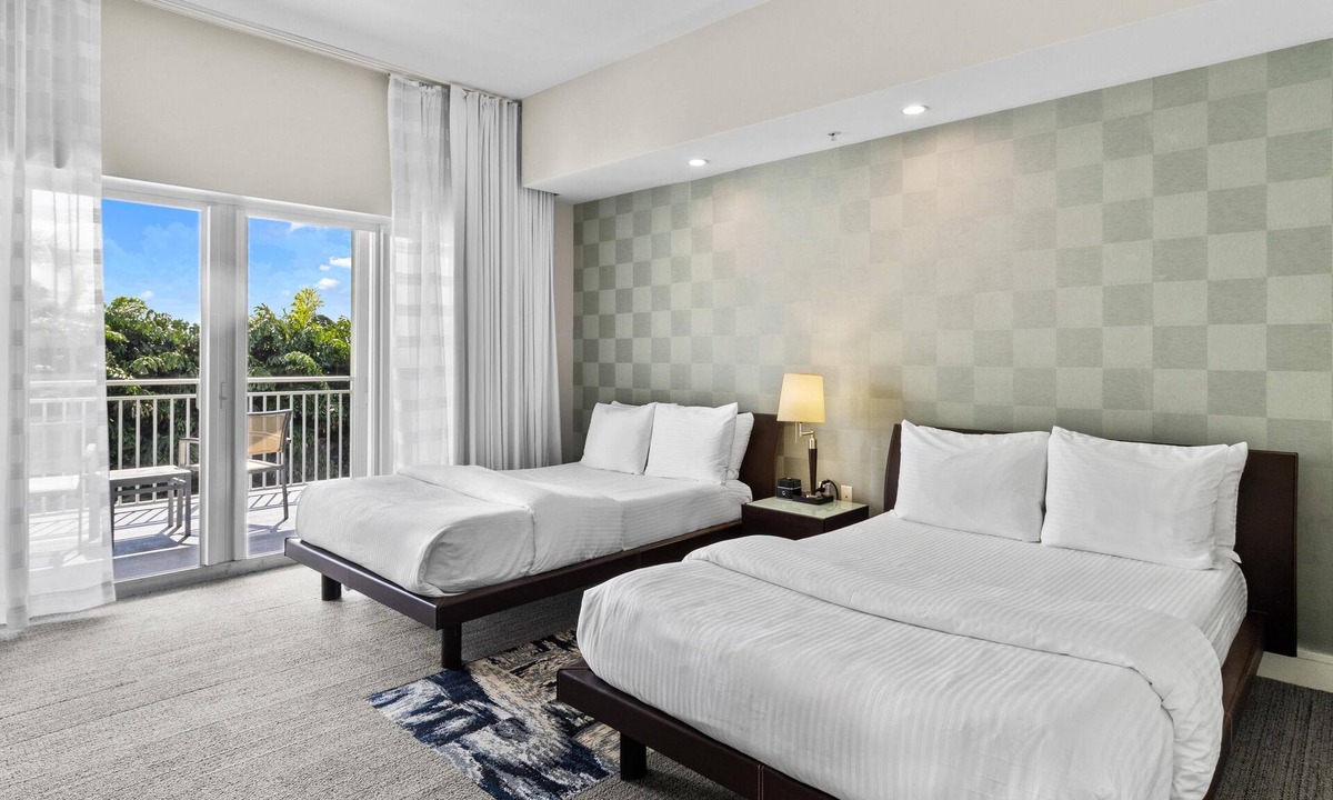 Doral Condo | 3 Bedroom Villa, onsite Pool, Spa, Dining, & Bar
