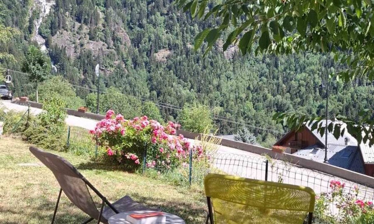 Vaujany Apartment | 3 room apartment, 56 m2, 6/7 people - quiet, in a small residence