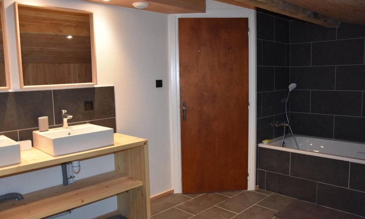 Pralognan-la-Vanoise Apartment | 300m from resort center, 2nd floor, fireplace or stove, tv, ski locker, 160m², Pralognan-la-Vanoise