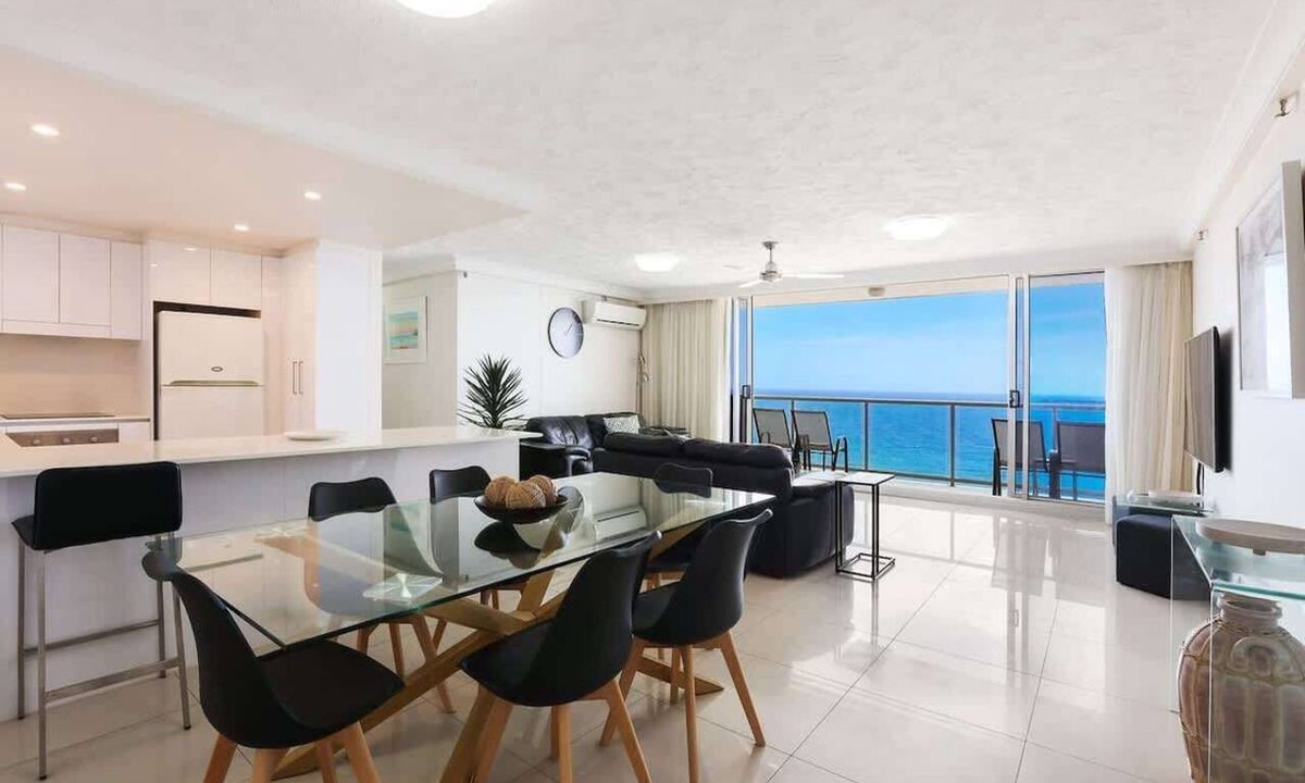 Surfers Paradise Apartment | 32B Peninsula Ocean Views Near Cavill Mall