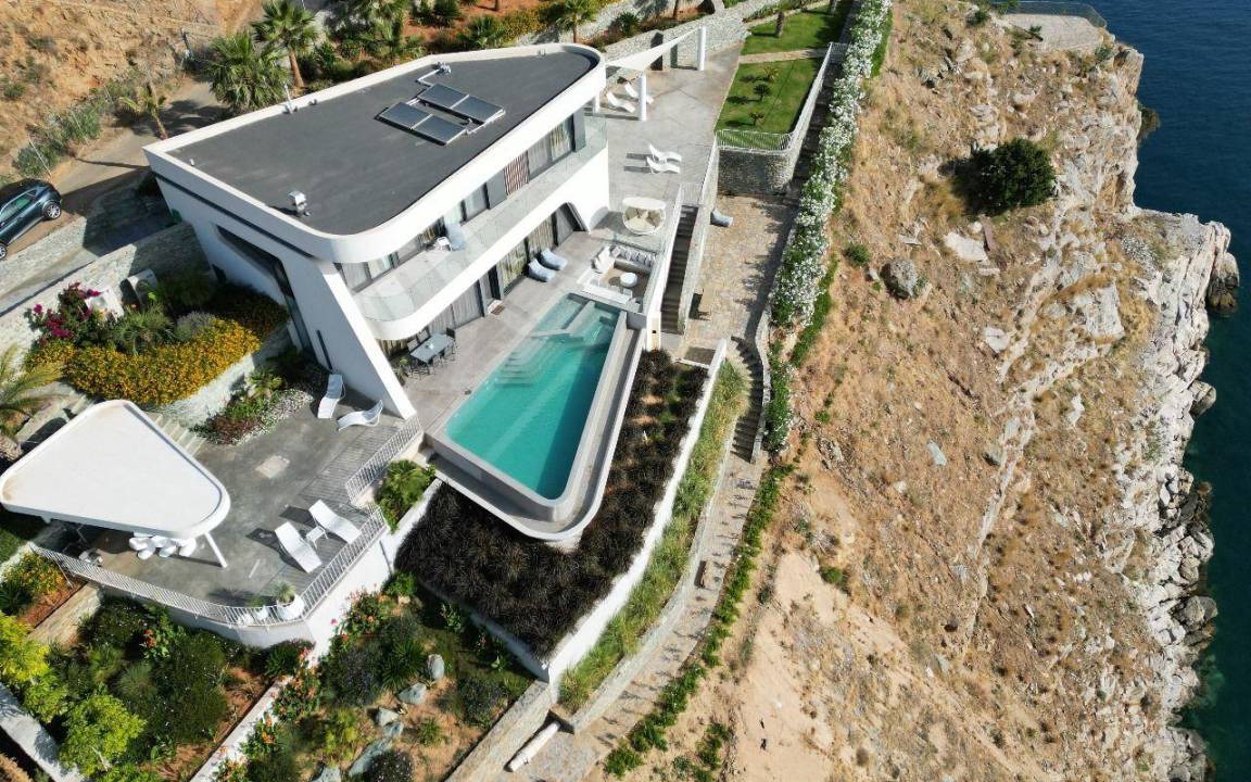 Palaiokastro House | 330 m² House ∙ 6 bedrooms ∙ 12 guests