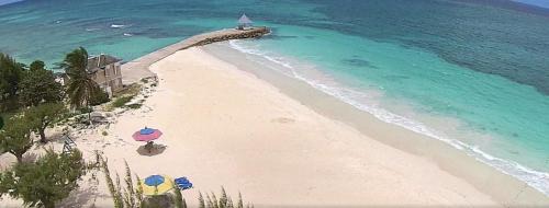 Silver Sands Villa | 3BR Beachfront Villa w/Staff-DRMNV
