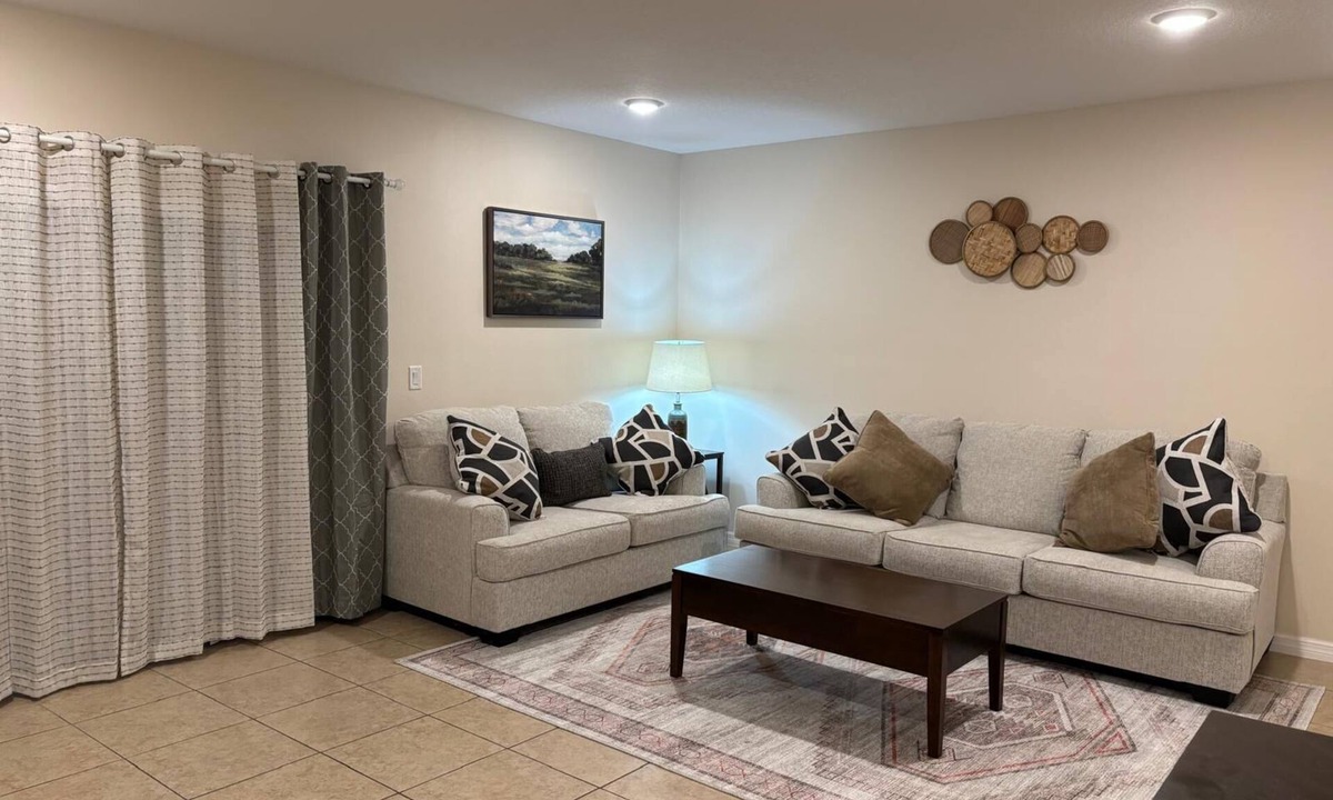 Kissimmee House | 3BR Townhome Near Disney - Limited-Time Deal! Gated Community, Pool. Gym & more.