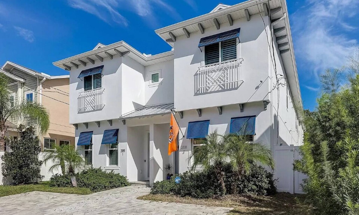 Courier City - Oscawana House | 4 Bed 2.5 Bath SOHO Walkers Paradise