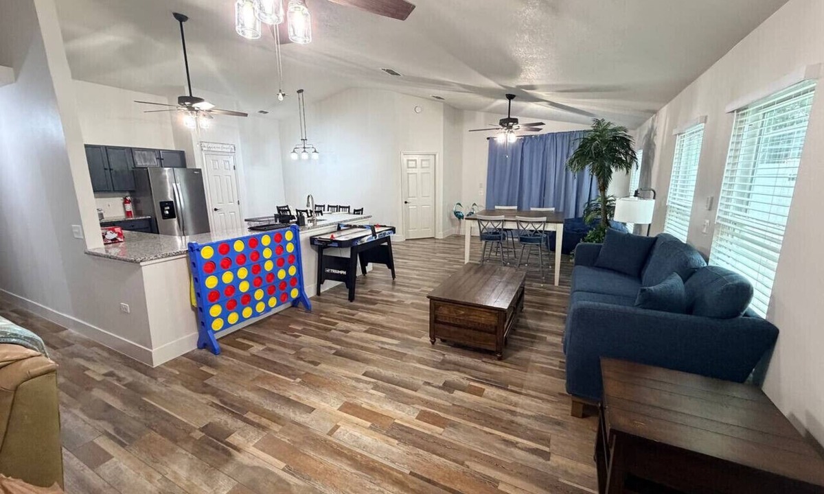 Clear Creek House | 4 Bedroom Villa close to Theme Parks sleeps 9