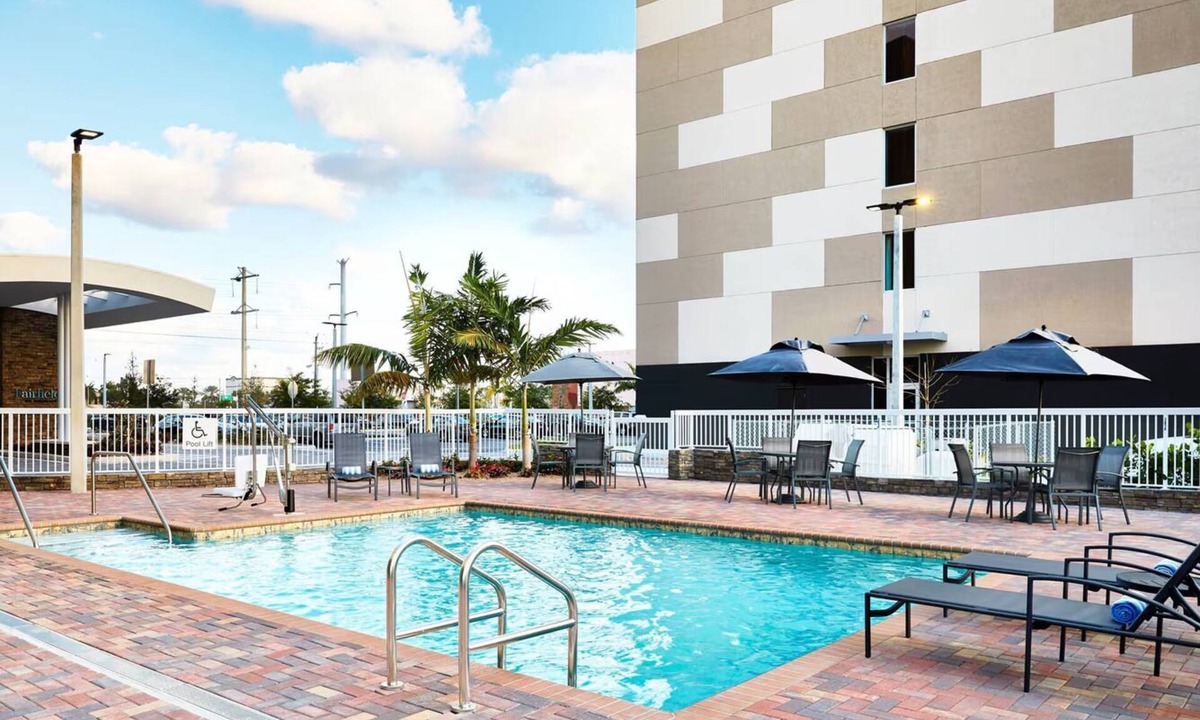 Doral Hotel | 4 Inviting Space Near Miami Airport l Onsite Pool, Free Shuttle and Breakfast