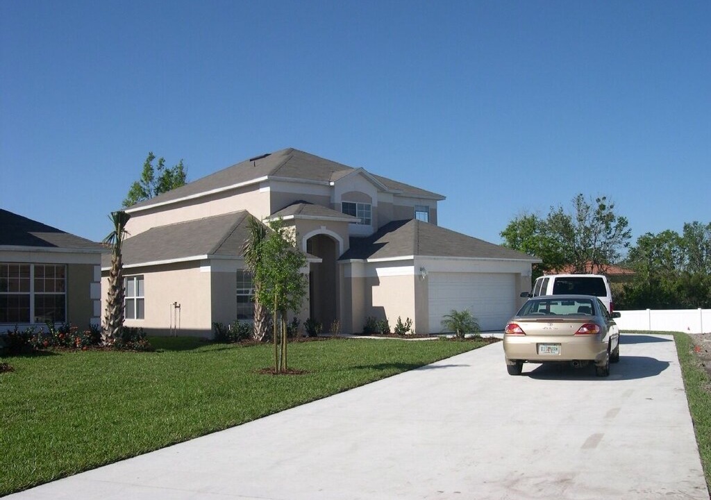 Seasons Villa | 5 BED VILLA CLOSE TO DISNEY PRIVATE POOL WIFI GAMES ROOM LAKE VIEW