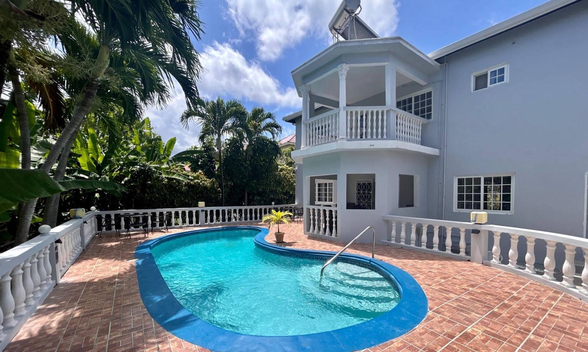 Runaway Bay Villa | 5 Bed Villa Sleeps 14 - Private Pool - Smart TVs