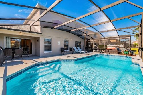 Lake Berkley House | 5BR Home w Private Pool Near Disney