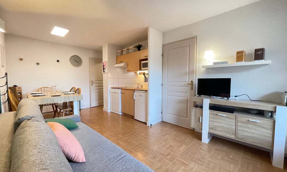Flumet Apartment | 6-person apartment with pool, pets allowed at slopes' foot