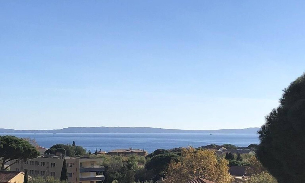 Le Lavandou Apartment | 600m from ST CLAIR BEACH, beautiful sea view to the south