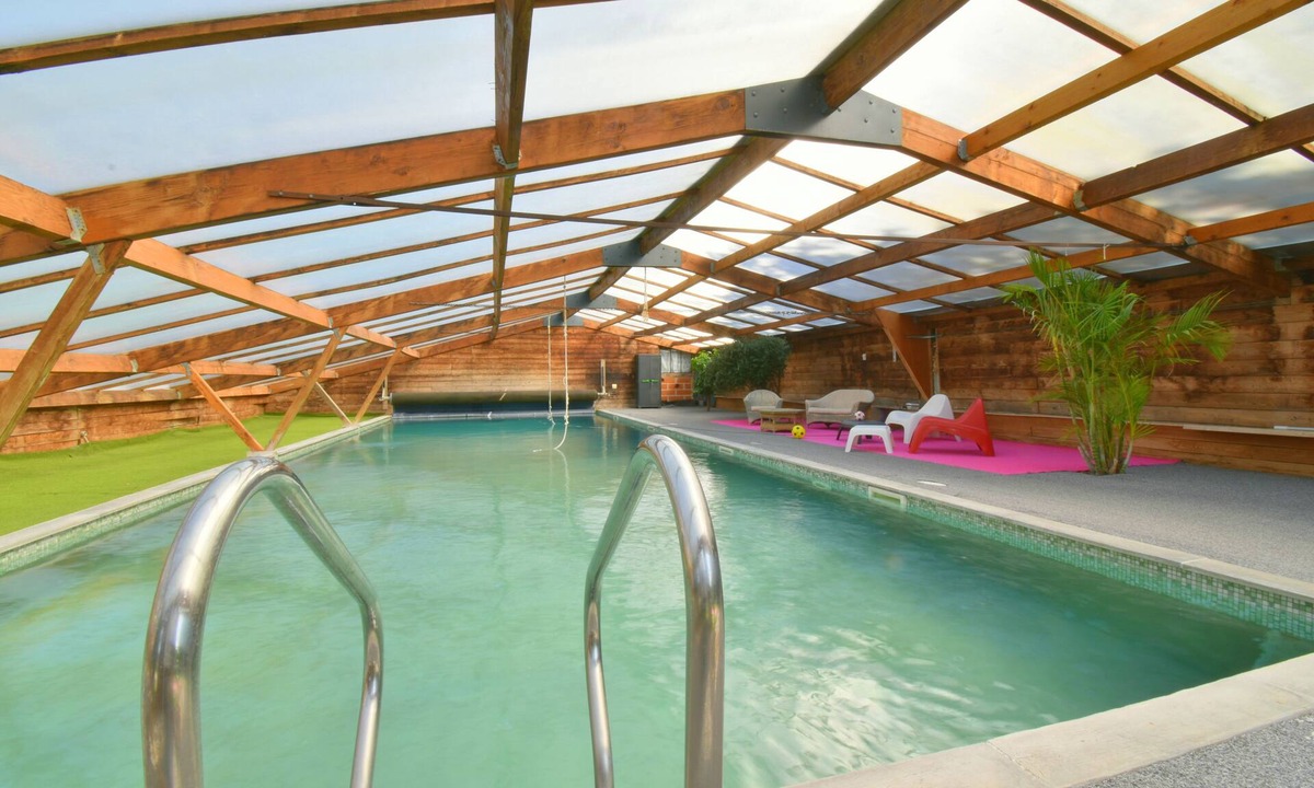 Lignieres House | 8-bedroom gîte, covered swimming pool and heated pool, 5000m2 green space.
