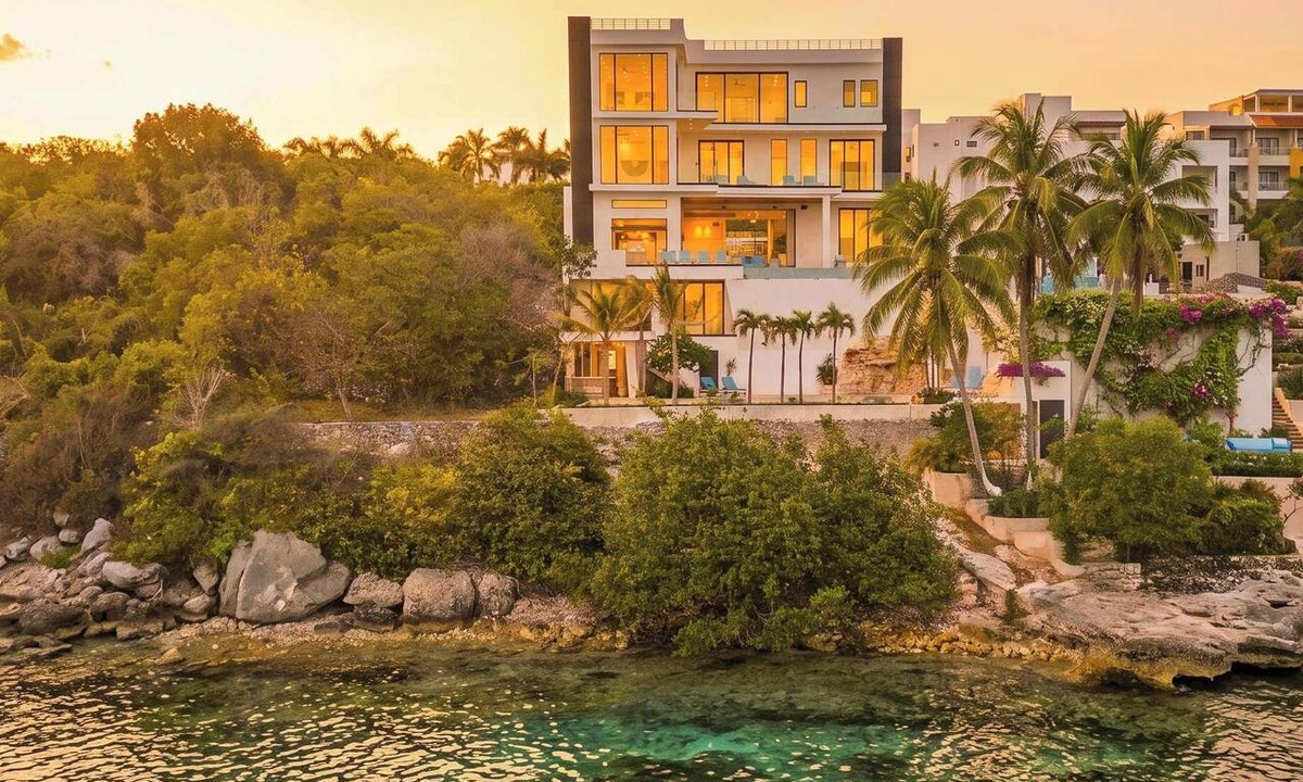 Isla Mujeres House | 9BR Private Oceanfront Villa- Sleeps 26- Chef & Concierge