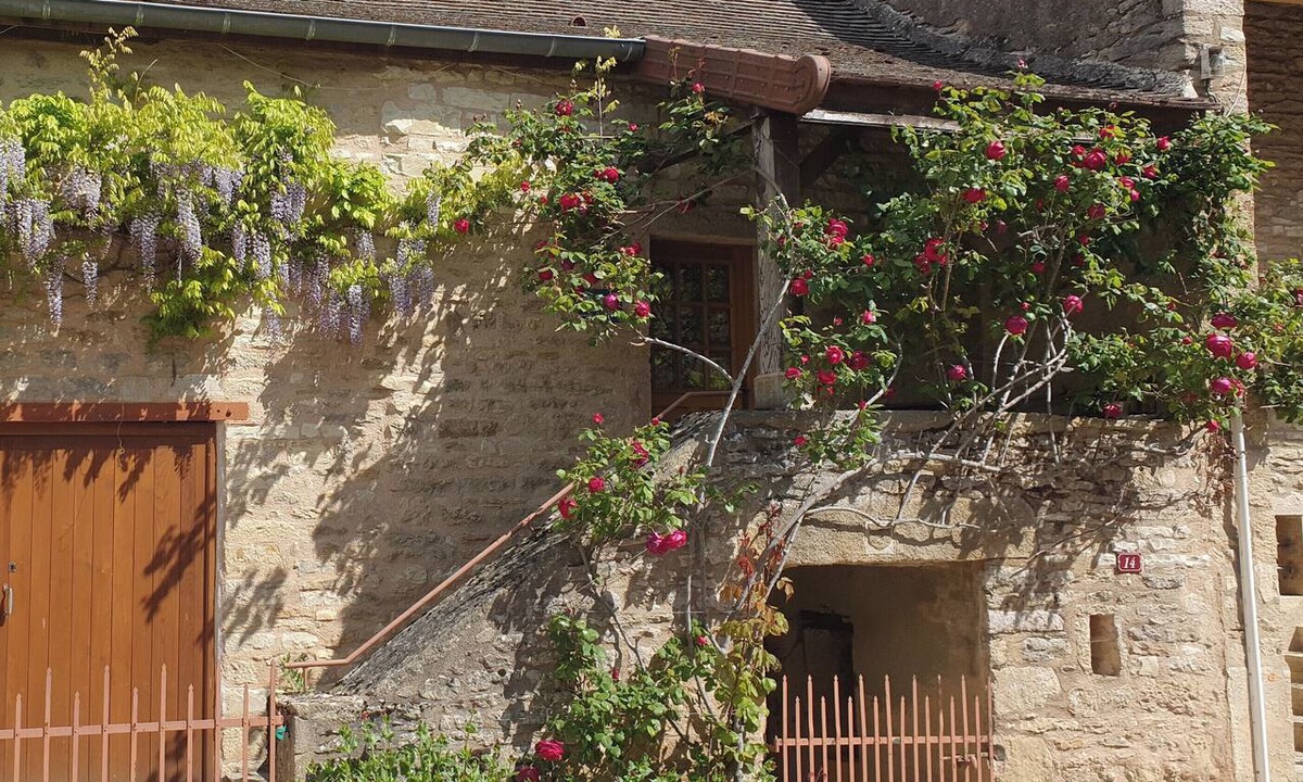 Saint-Ythaire House | A small winemaker's cottage in a quiet setting in the heart of the Cluny countryside,