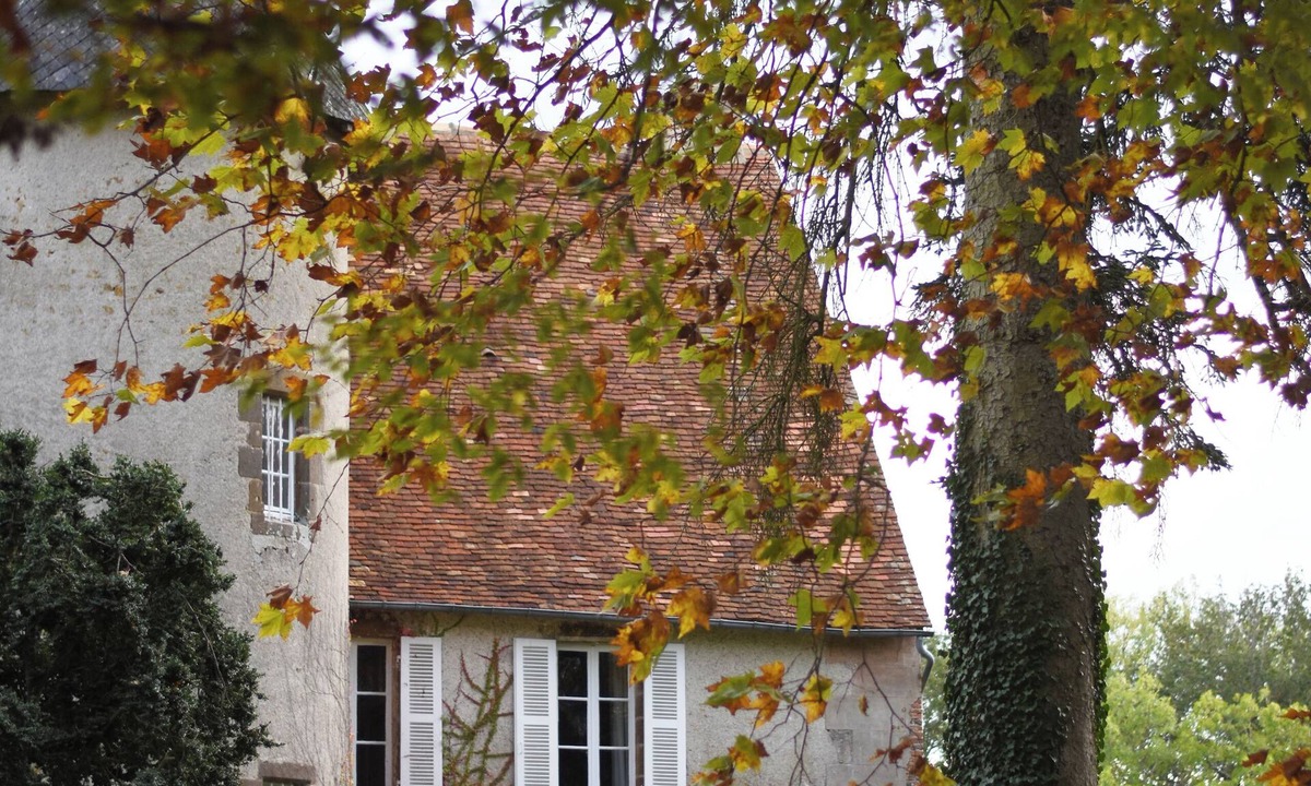 Chaillac House | A spacious setting surrounded by nature The castle and its cottage.