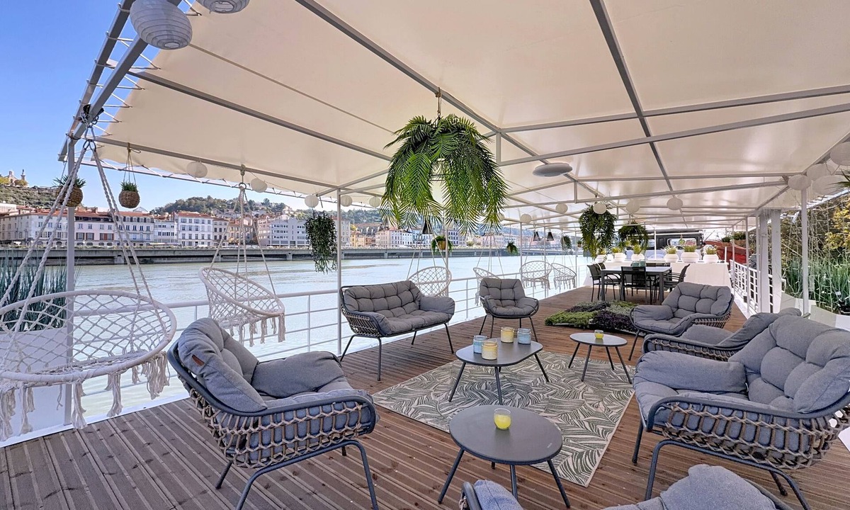 Vienne Boat Rental | A Stay on an Exceptional Houseboat: “Sur l'eau—Chill and Dream”