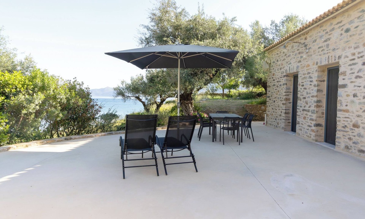 Omales House | A stone home by the sea for shared slow moments