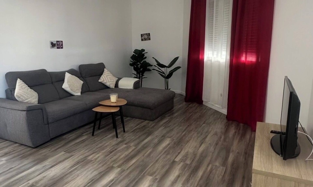 Montlucon Apartment | Aaron's'Open Space