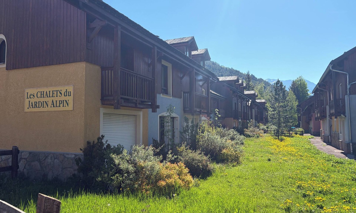 La Salle-les-Alpes Ski Chalet | Adjoining chalet sleeps 6. SERRE CHE