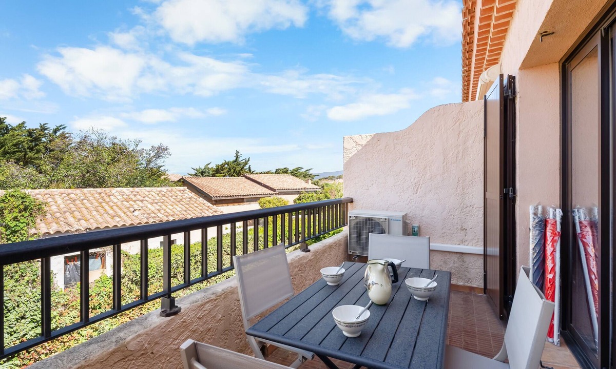 Le Brusc Apartment | Air-conditioned Apartment “100m from the Beach” with Private Terrace and A/C
