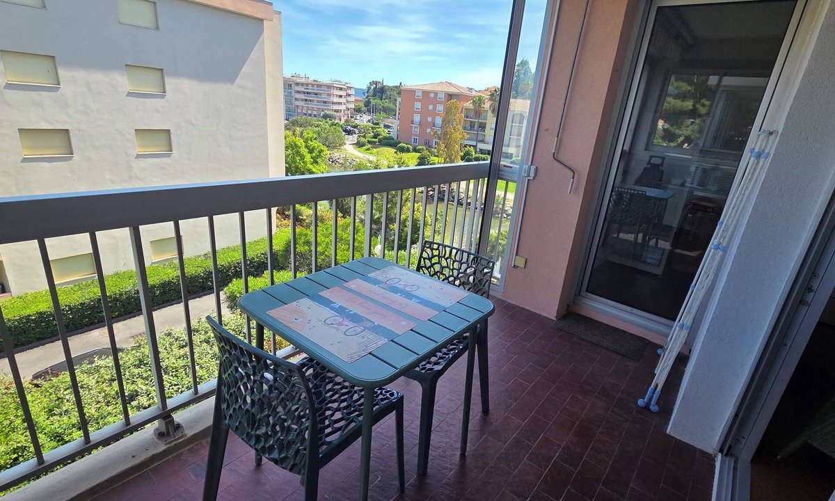 Sainte-Maxime City Centre Apartment | AIR-CONDITIONED STUDIO NEAR SHOPS AND BEACHES PARKING IN RESIDENCE