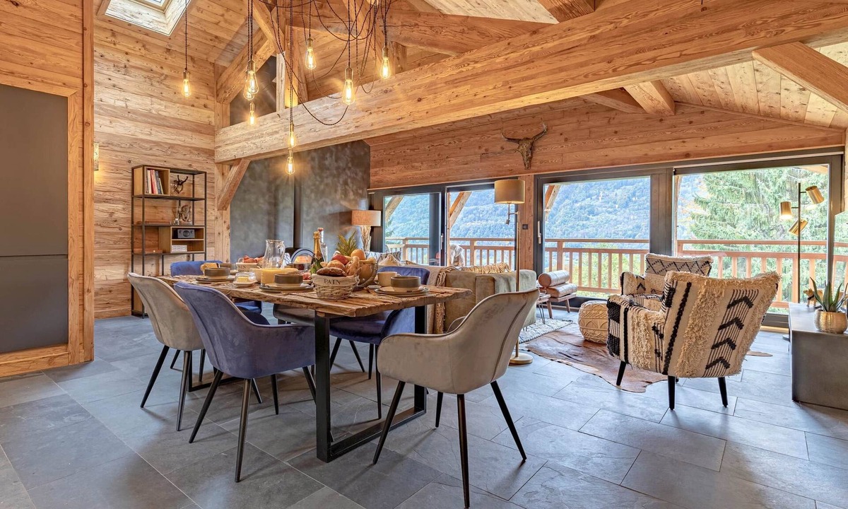 Morillon Ski Chalet | Amazing 7 Bedroom Chalet with Hot Tub, nr Skiing