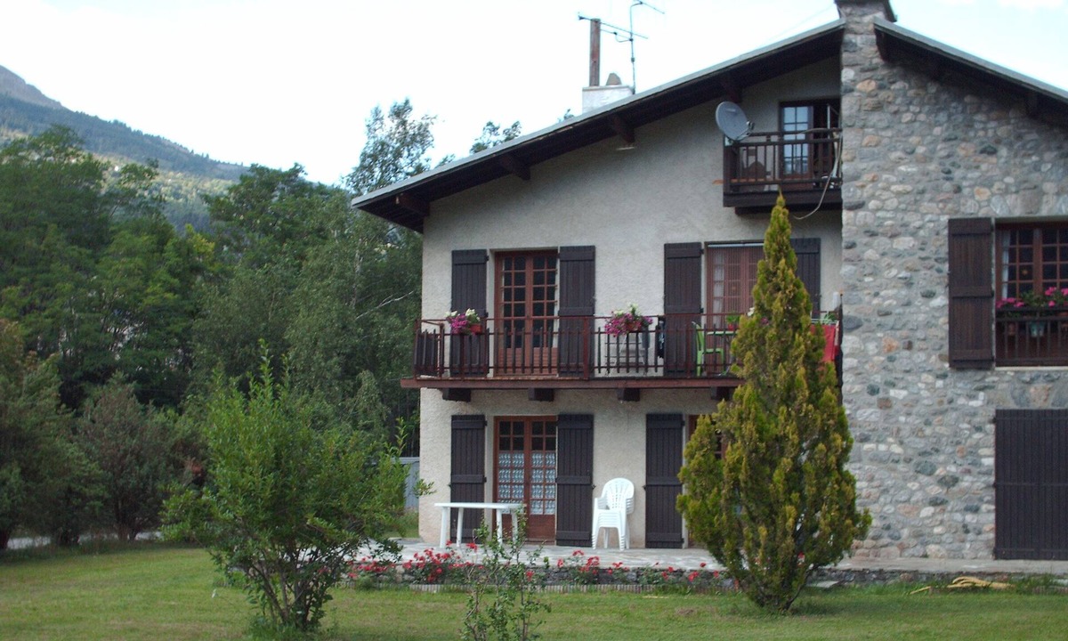 Saint-Martin-de-Queyrieres Apartment | Apartment on the ground floor between Serre Chevalier and the Parc des Ecrins