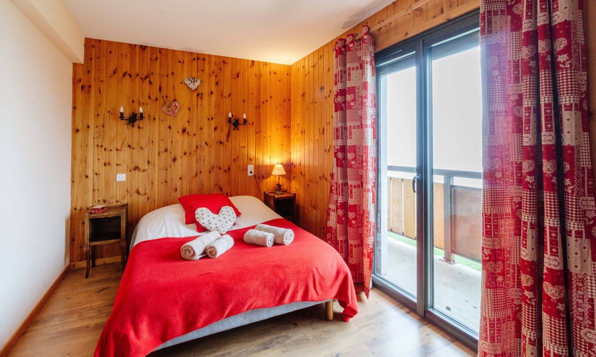 La Toussuire Apartment | Apartment 'Sabot De Vénus' with Mountain Views, Shared Garden & Wi-Fi