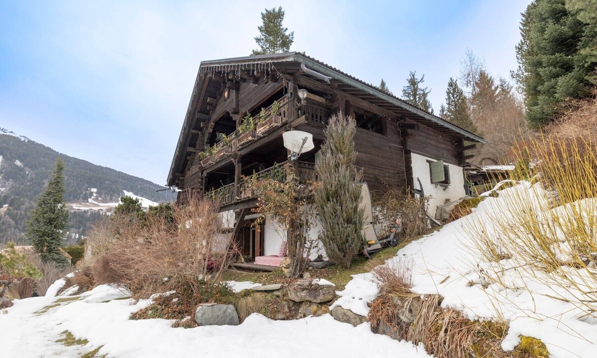 Les Contamines-Montjoie Apartment | Apartment in Authentic Chalet with Mountain View, Shared Pool & Wi-Fi