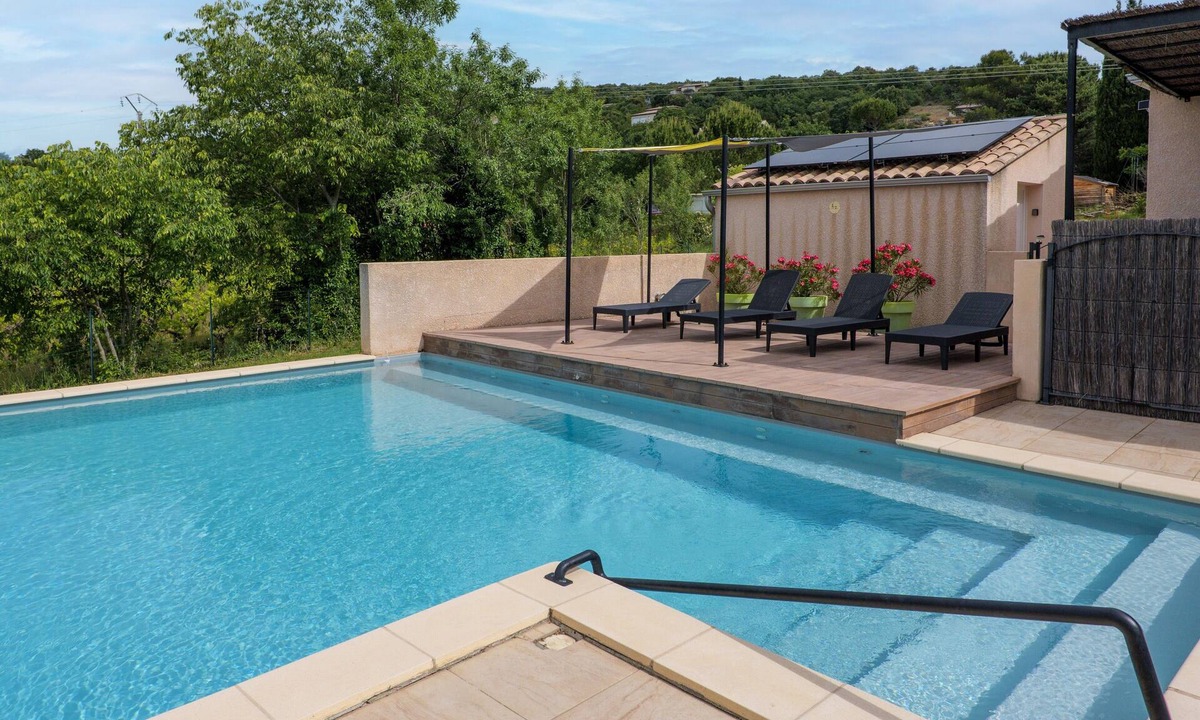 Saint-Martin-d'Ardeche House | Apartment 'Résidence Château Saint Martin' with Balcony, Wi-Fi and Air Conditioning