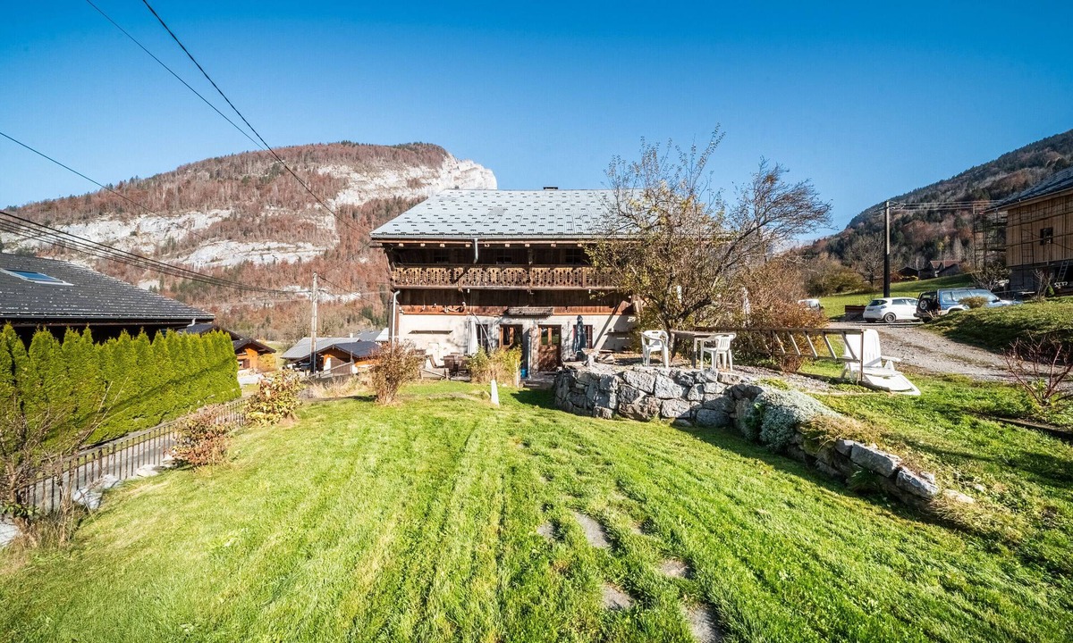 Sixt-Fer-a-Cheval Apartment | Apartment '110 M2 Rénovés Dans Ancienne Ferme' with Mountain View, Private Terrace and Wi-Fi