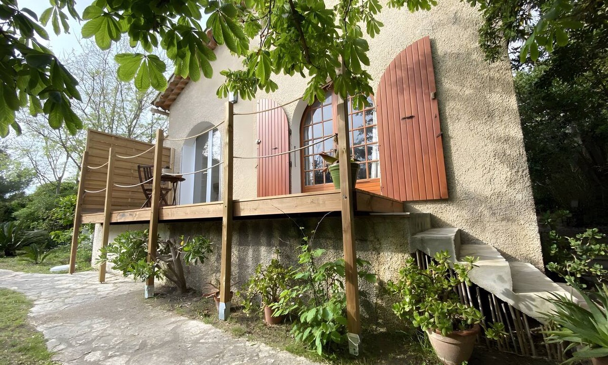 Le Brusc Apartment | Apartment 'L'appartement' with Private Terrace, Wi-Fi and Air Conditioning