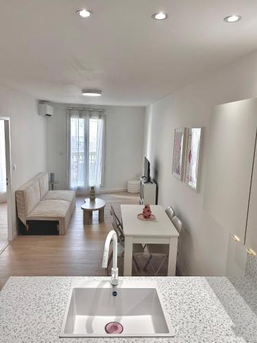 Frontignan Apartment | Apartment in downtown Frontignan