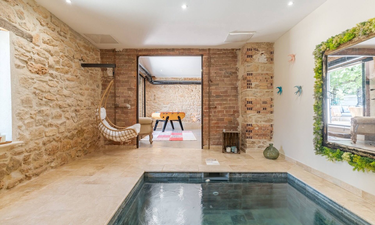 Esparron Apartment | Apartment 'La Bergerie' with Shared Pool, Wi-Fi and Air Conditioning