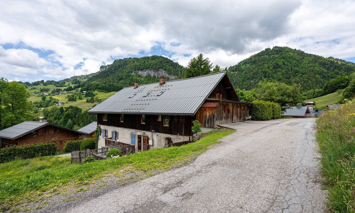 Flumet Apartment | Apartment "Le Chamois" with Shared Terrace, Balcony, and Wi-Fi