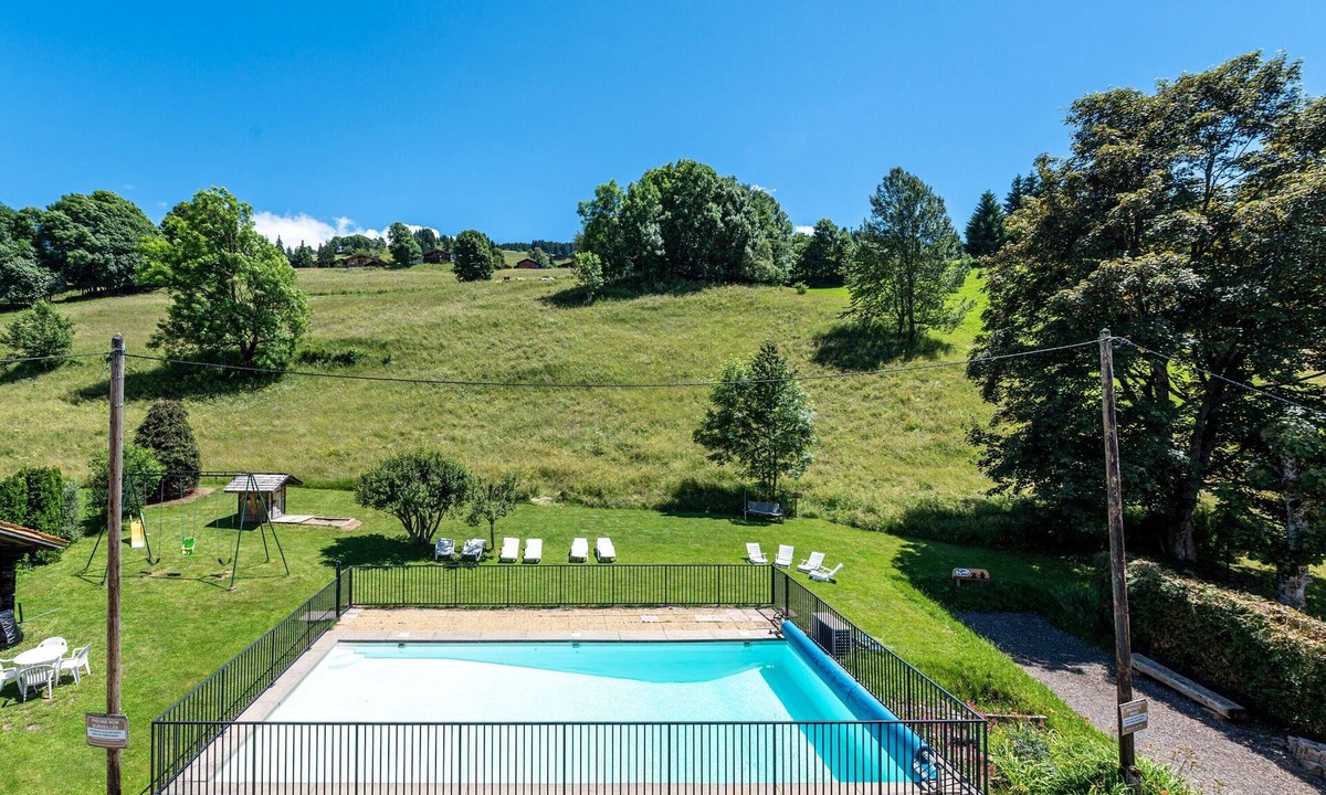 Crest-Voland Apartment | Apartment 'Les Chamois,Piscine Et Aire De Jeux' with Mountain View, Shared Garden and Wi-Fi